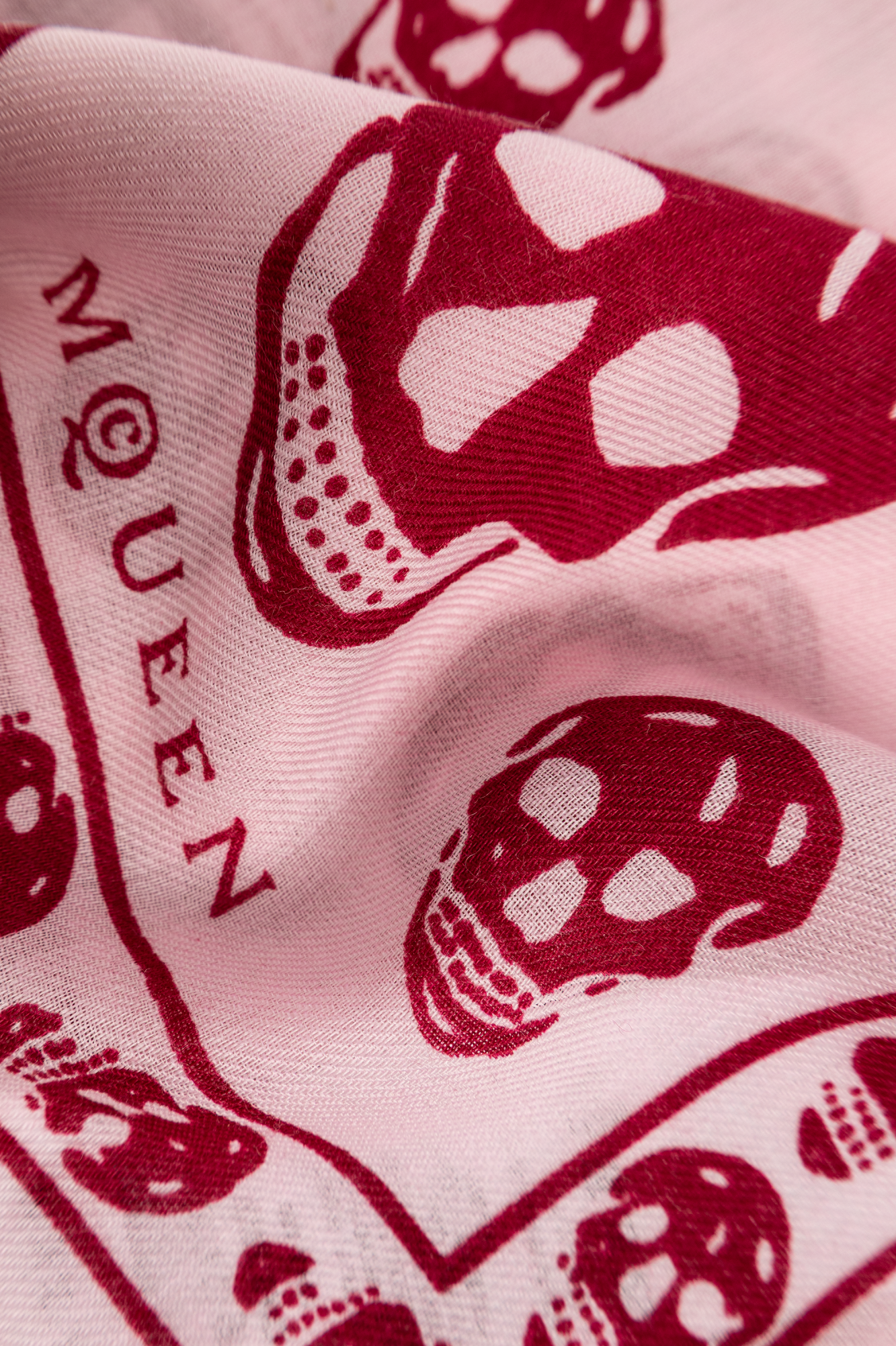 Alexander McQueen Wool scarf with characteristic skull motif